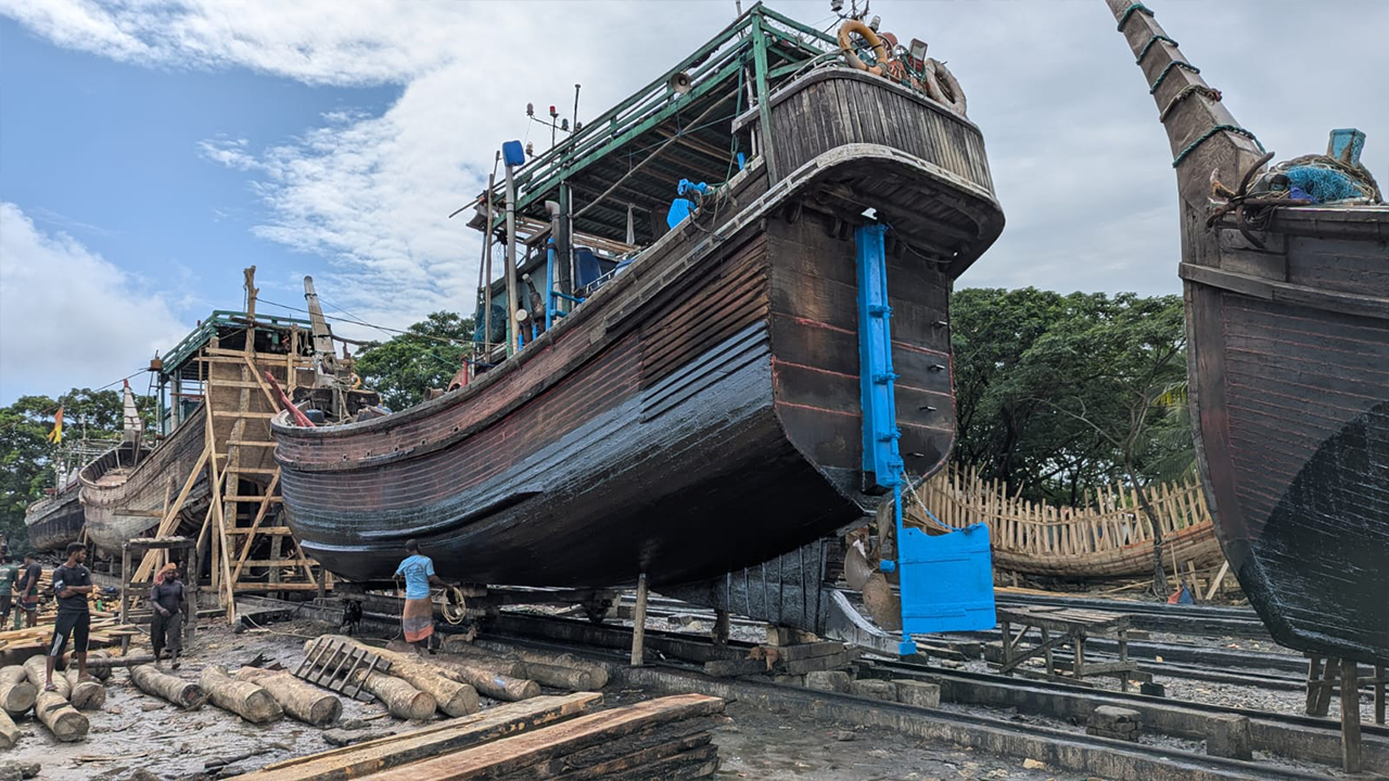 লক্ষীপুরে নৌকা তৈরি ।