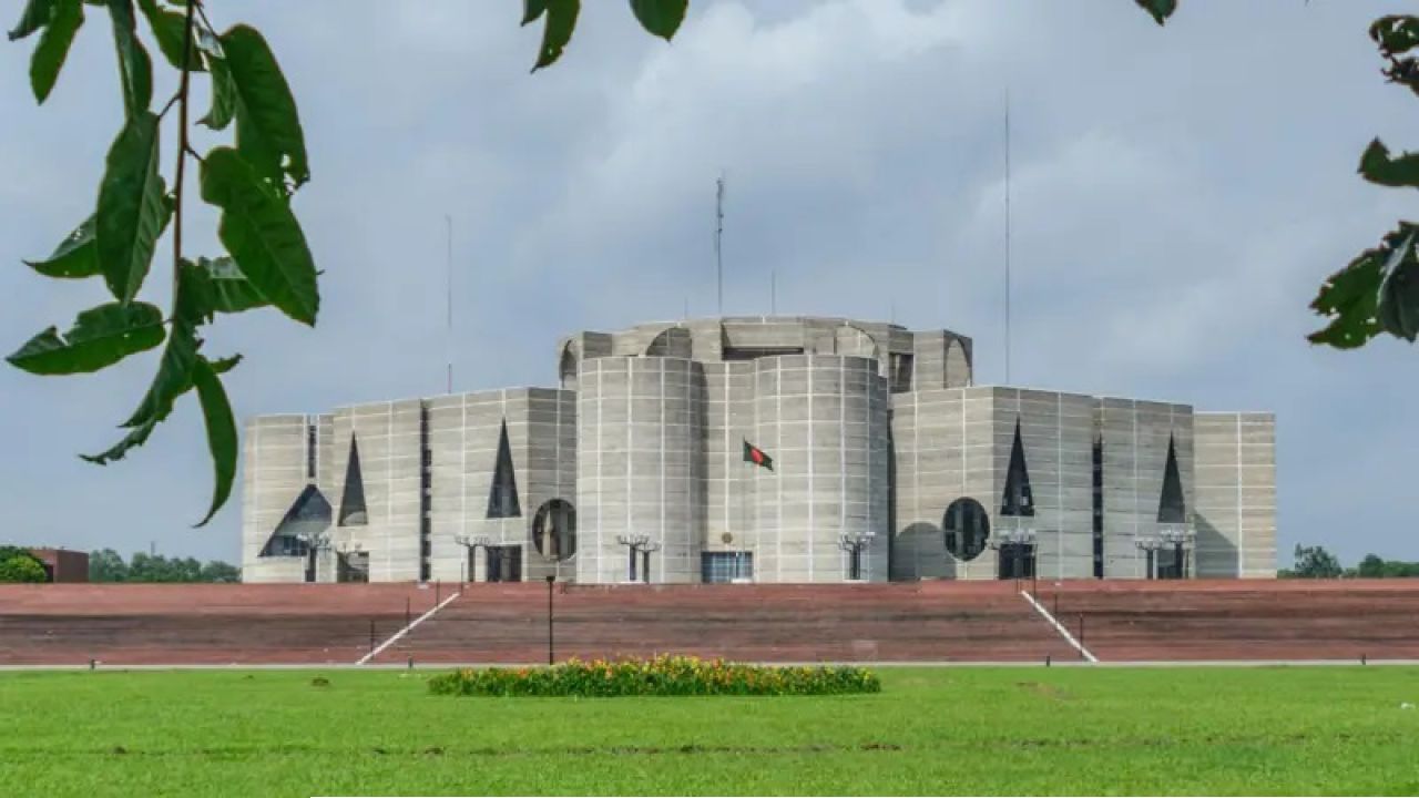 শঙ্কা পেরিয়ে মাঠে ভোটের লড়াই