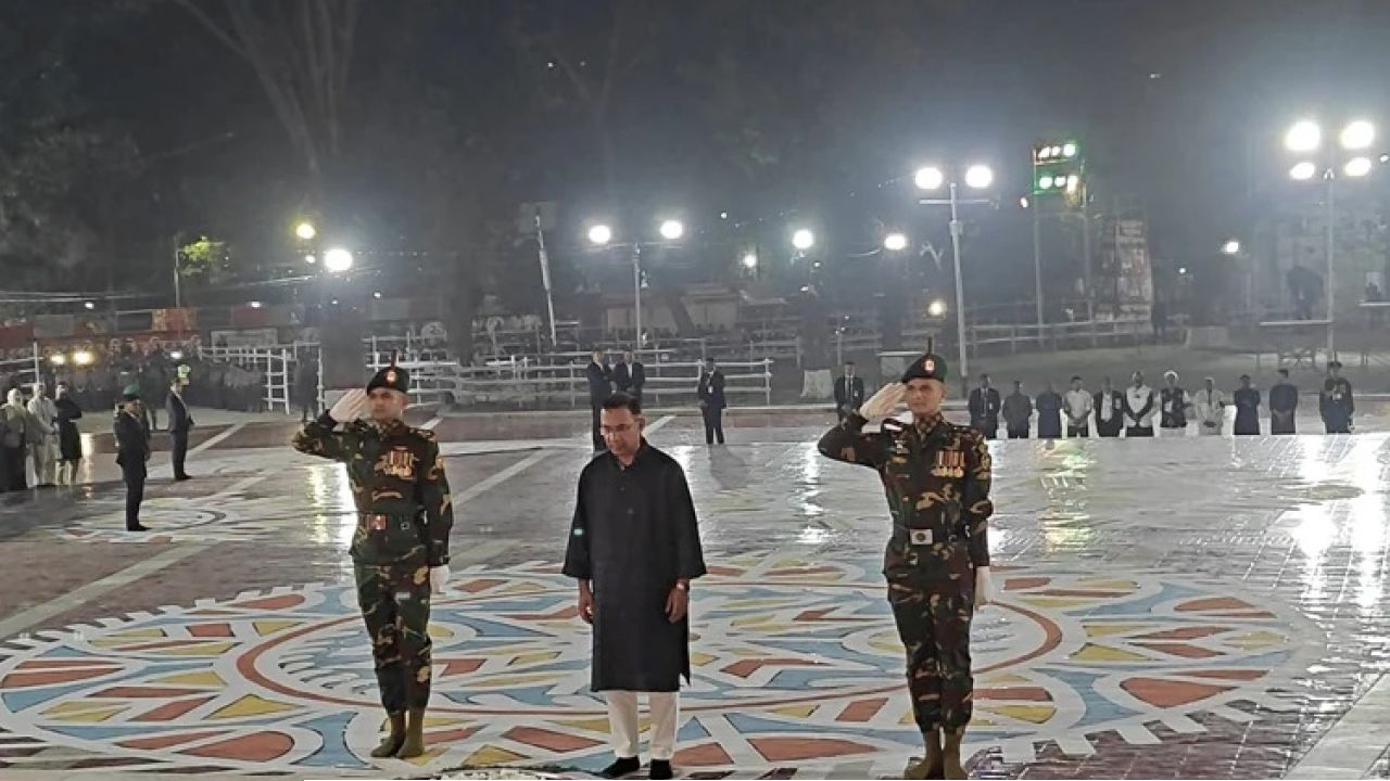 কেন্দ্রীয় শহীদ মিনারে প্রধানমন্ত্রীর শ্রদ্ধা