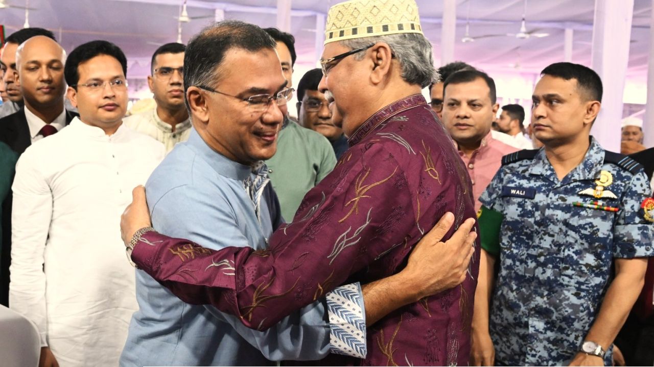 রাষ্ট্রপতি ও প্রধানমন্ত্রীর কোলাকুলি