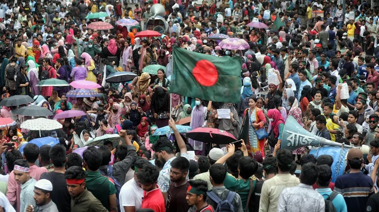 হার্ডলাইনে সরকার